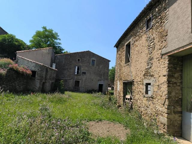 MAISON DE CAMPAGNE AVEC DEPENDANCES ET BEAU JARDIN DE 1650 M2