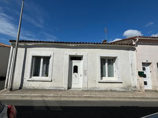 Maison à Vendre dans le centre ville de LA TREMBLADE: garage et