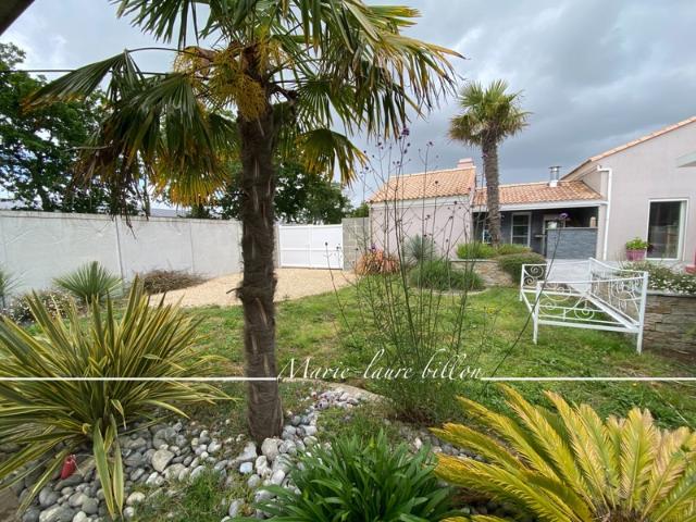 Maison à vendre 5 pièces, plain pied 3 chambres+bureau de 1998 avec 3 garages, parcelle 1345 m2 clos