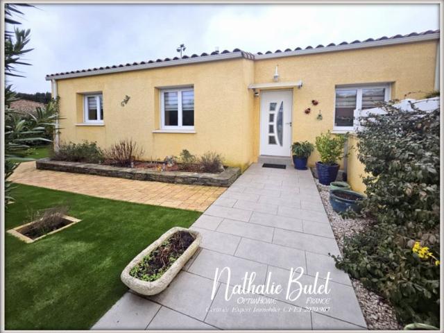 SAINT CHINIAN – MAISON DE PLAIN PIED RÉCENTE AVEC JARDIN, GARAGE ET PRESTATIONS DE QUALITÉ