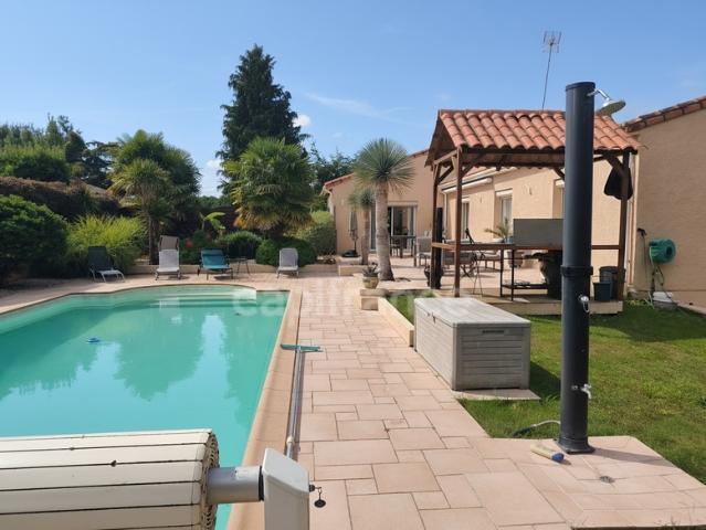 Maison 191 m² – 4 chambres dont une avec studio aménagé – Piscine – Espace détente – Entre Saintes et Royan