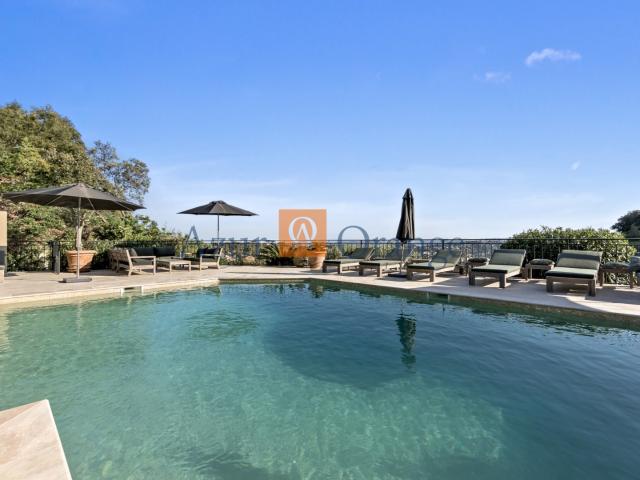 VILLA MODERNE ET LUXUEUSE AVEC VUE PANORAMIQUE SUR LA MER DE SAI