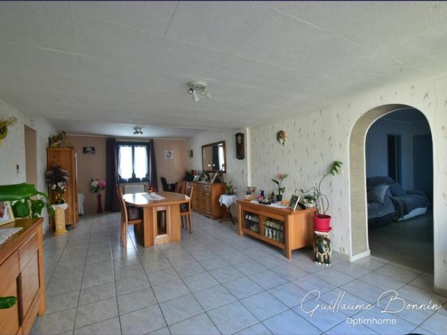 Maison à vendre 6 pièces de 139m² avec 4 chambres + Jardin ˜1000m² à Marigny Brisay 86380