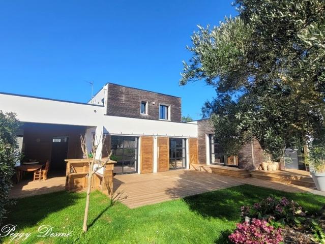 Maison à vendre 6 pièces L'HOUMEAU 17 173 m2 Parcelle de 1100 m2 4 chambres, 1 bureau Piscine chauffée Double garage