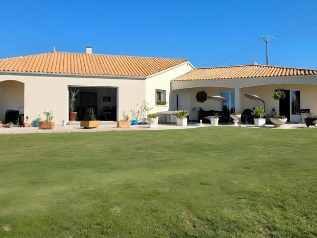 Maison à vendre 6 pièces proche de BORDS 17