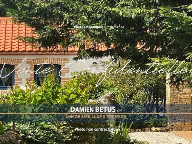 Maison à vendre 6 pièces proche de CHALLANS 85, jardin, double carport, charme