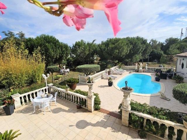 Maison à vendre 6 pièces TREBES 11 135m2 habitable, 3 chambres sur Terrain environ 3000m2, piscine et dependances