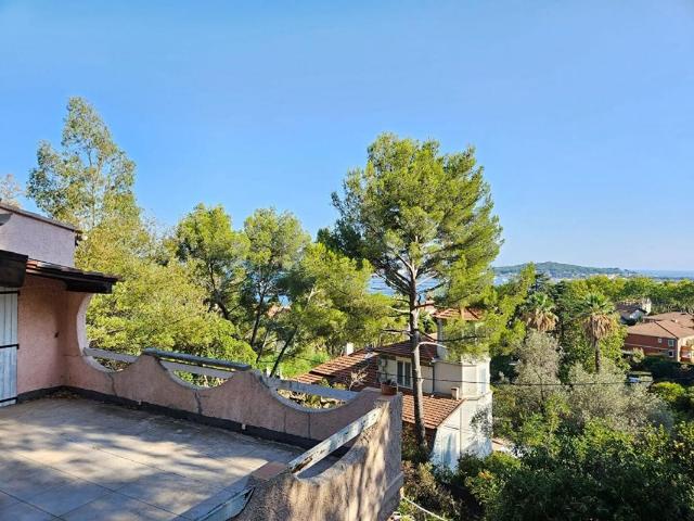 A vendre maison en 2 appartement à TAMARIS vue mer 83500