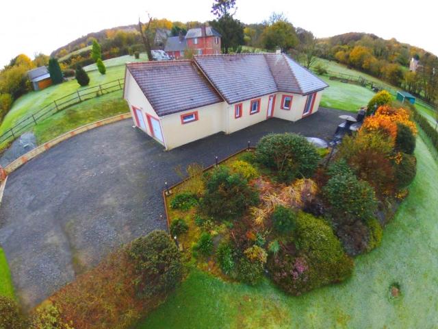 Maison de plain pied avec une belle vue sur la vallée de l'Orbiq