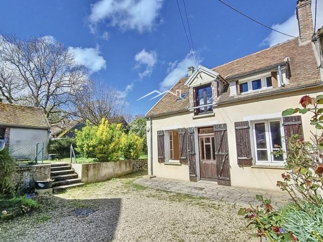 Charmante maison de village avec garage et dépendances