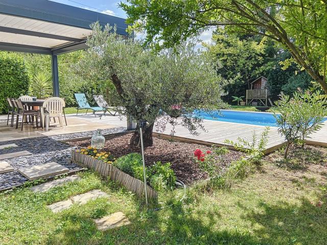 Maison 160 m2 3 chambres terrain 2030 m2 avec piscine