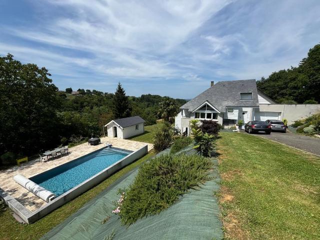 Jurançon, villa contemporaine et dépendance, piscine, triple gar