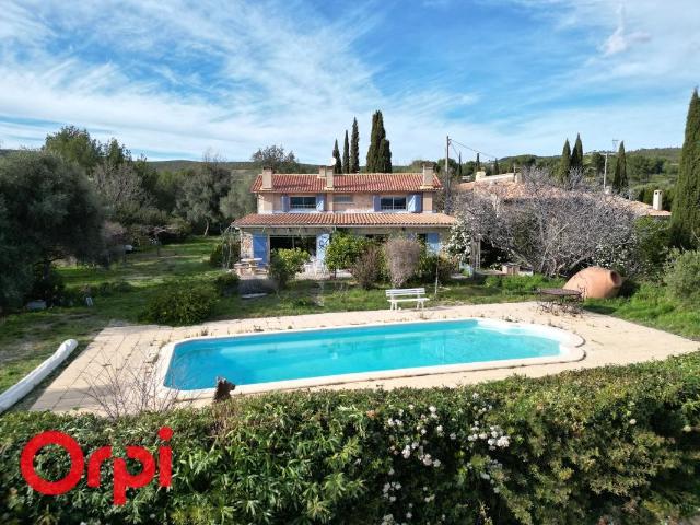 Maison à Vendre à Sainte Anne du Castellet avec piscine et belle