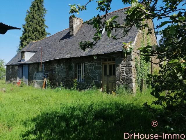 A 4 km de GORRON, en campagne, une ancienne maison d'habitation