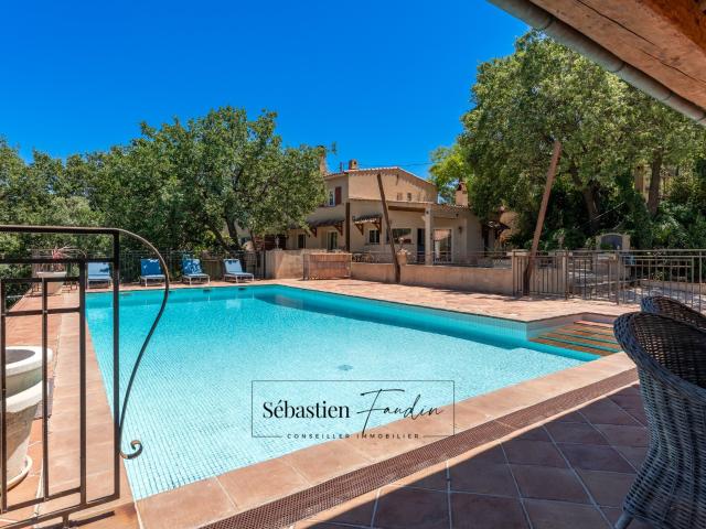 Maison à vendre 8 pièces LA CADIERE D'AZUR 83 2 logements grande piscine vue panoramique grande parcelle calme nombreuses annexes