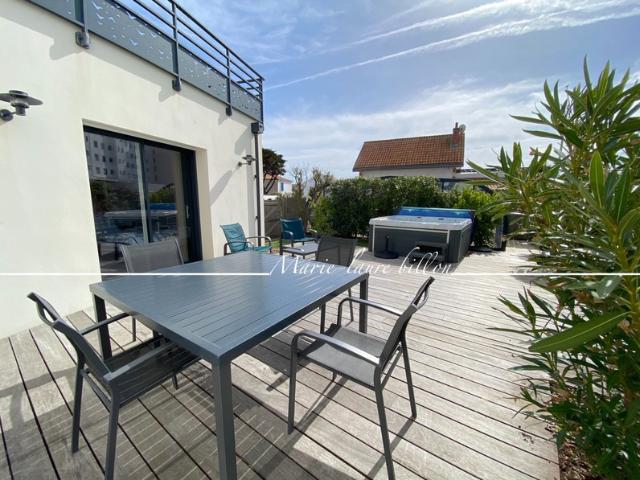 Maison à vendre 8 pièces SAINT GILLES CROIX DE VIE 85 ensemble immobilier de 2 maisons de type 4 avec piscine jardinet stationnement