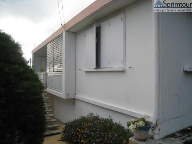 SAINT CLAUDE Villa T4+studio et garage