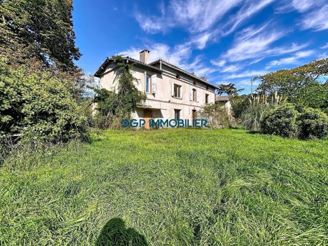 Ensemble immobilier de plus de 500 m² à rénover – Fort pote