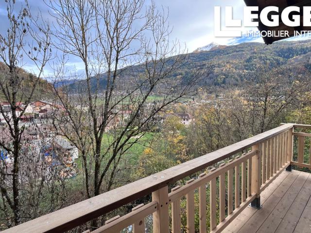 Maison à vendre à Aime La Plagne avec 4 chambres et 1000m² de terrain. Centre ville mais emplacement calme