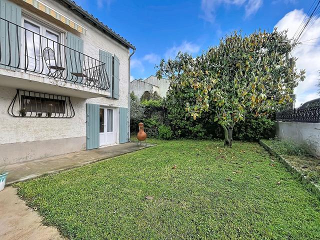 Maison à vendre à Arles Nord avec 3 chambres, jardin arboré. 138m² Arles