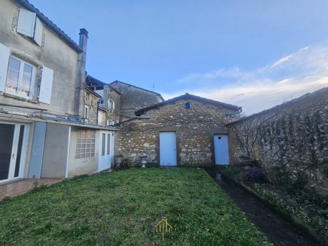 Maison à vendre à La Rochefoucauld En Angoumois 222 m2