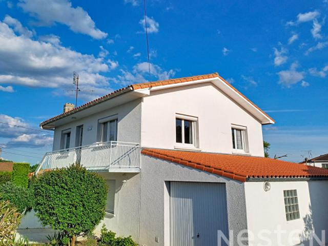 Maison à vendre à Saujon, centre ville à 10 mn à pied, comprenant 5 pièces,120m² avec jardin,garage et veranda. fermé