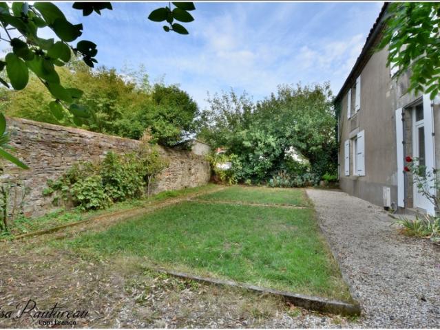 Maison à vendre + Appartement en location Centre historique de MONTAIGU 85