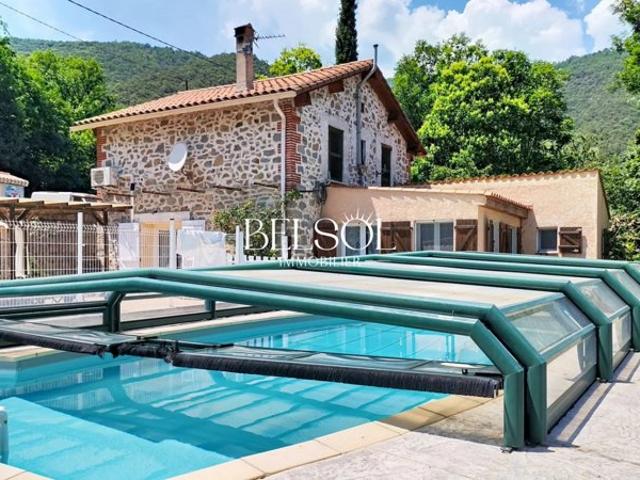 Maison sur quatre faces, avec piscine