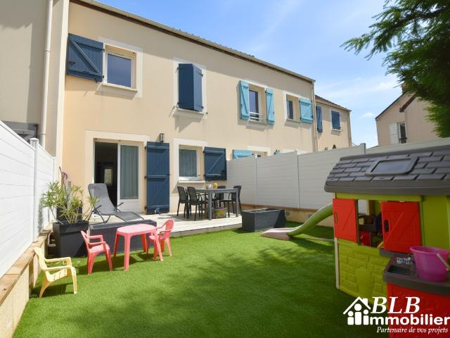 MAISON À VENDRE AUX ESSARTS LE ROI CENTRE VILLE 110 m2 4/5 CHAMBRES JARDIN RT 2012