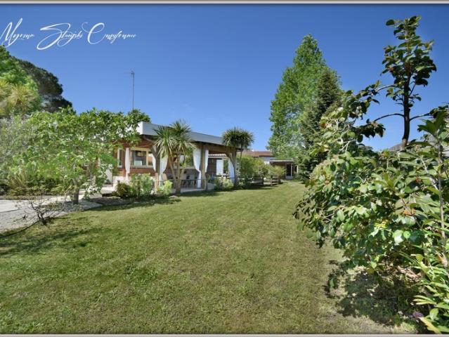 Maison à vendre de 9 pièces 40 de 220 m² avec dépendances, proche lac de Soustons