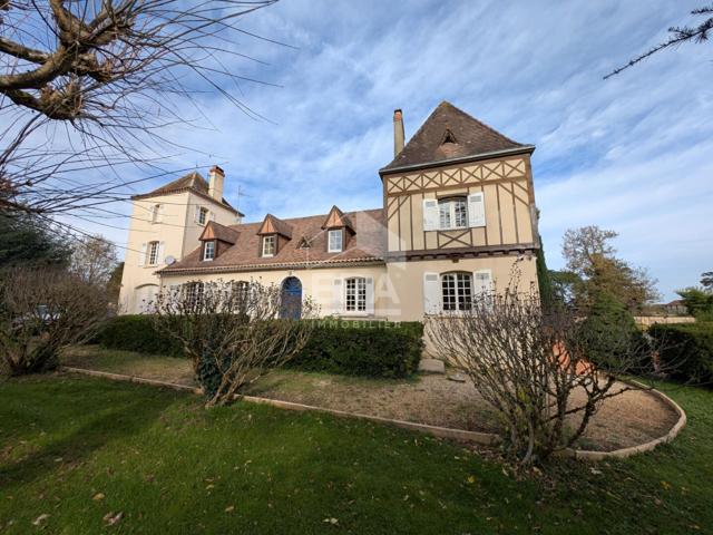 Maison à vendre de caractère à Montpon Ménestérol en Dordogne 11 pièces, 8 chambres, piscine