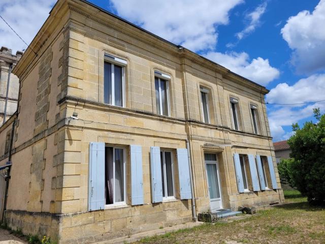 33920 SAINT CHRISTOLY DE BLAYE MAISON DE CARACTERE 470M² HAB