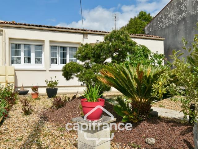 Maison à vendre de plain pied 5 pièces SAINT JEAN D'ANGELY 17 sur une parcelle de 1012m²
