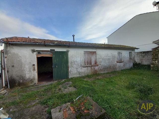 Maison en partie en pierre à rénover au centre de Saint Vivien