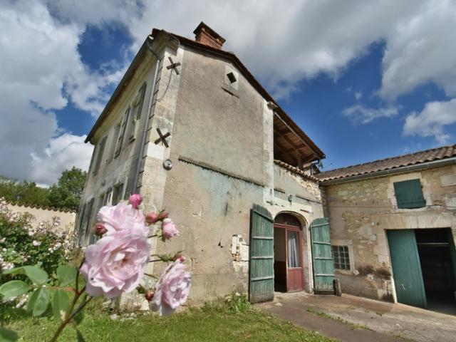 Maison à vendre d'env 120 m2 dont 80 habitables 5 pièces avec jardin GARDES LE PONTAROUX 16