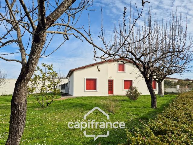 Maison à vendre entièrement rénovée, 6 pièces SAINT JEAN D'ANGELY 17, proche commerces avec jardin et garage