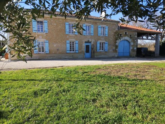 Maison a vendre en exlusivité ! Propriété de 5 chambres avec dépendances, piscine chauffée et jardin de 9000m2 dans un petit hameau près de Condom. Très bon rapport qualité prix, ne reste qu'à poser vos valises !