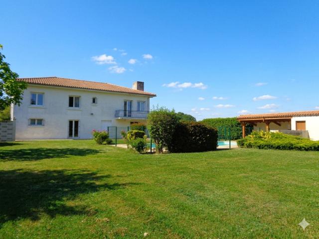 Maison à vendre FONTCOUVERTE 17 12 pièces 218m2 3 logements parcelle de 4000m2