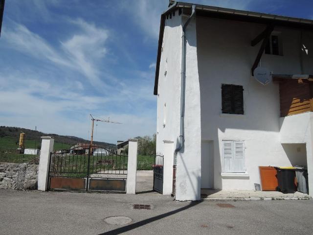 01110 ARANC Baisse de prix. alt 850 m Maison mitoyenne à v