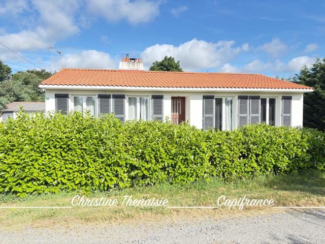 Maison à vendre Plain Pied 3 chambres Garages Grand terrain COMMEQUIERS 85
