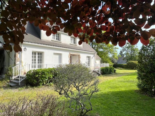 Maison à vendre proche centre ville avec grand terrain paysagé