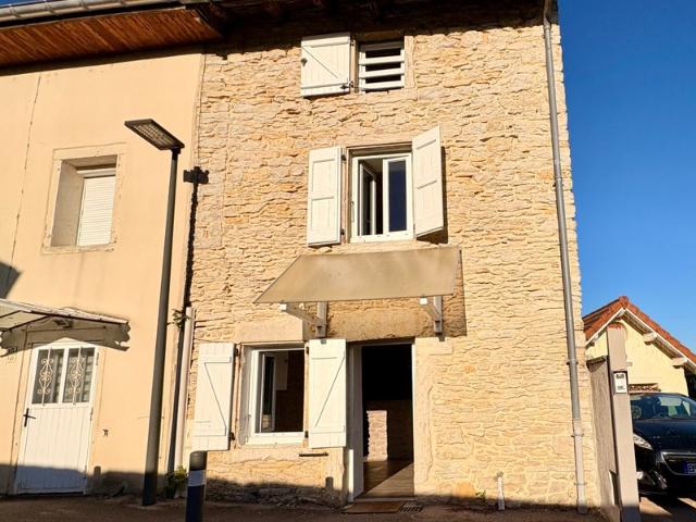 Maison à vendre T3 80m2 proche L’isle d’Abeau 38 Un extérieur rare pour cette maison de village pleine de charme