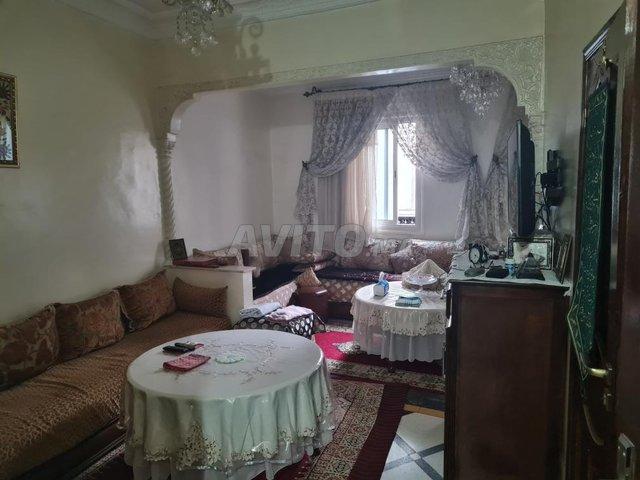 Maison à côté des commerçants de souk kore3a