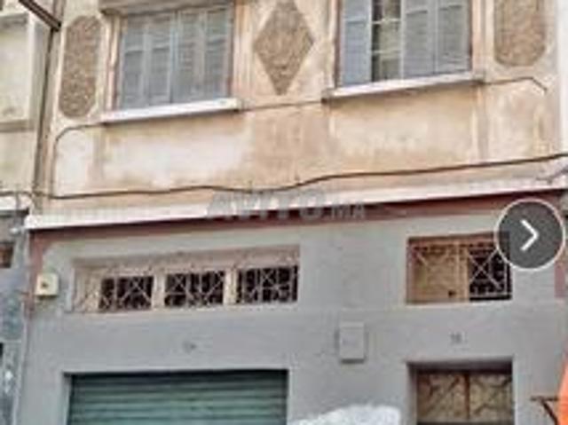Maison à deux étages et entrepôt de 132 m2