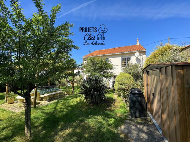 Maison à étage, 3 chambres, avec un grand garage 540m2 de