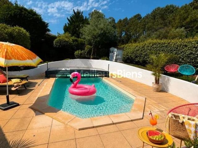 Maison à étage avec ascenseur, piscine et jardin 827 m2