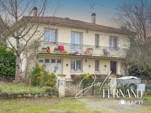 Maison à étage avec garage et jardin