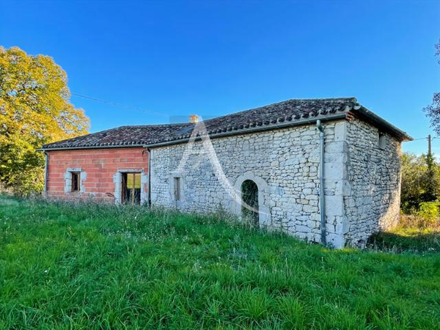 Maison à finir dans un environnement campagne