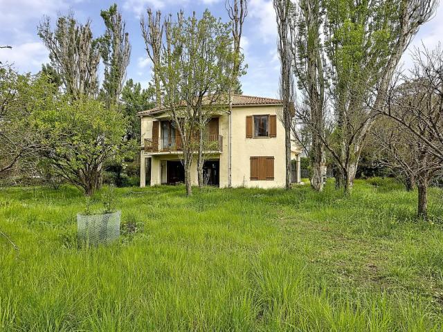 Maison à fort potentiel avec double garage à Rodès