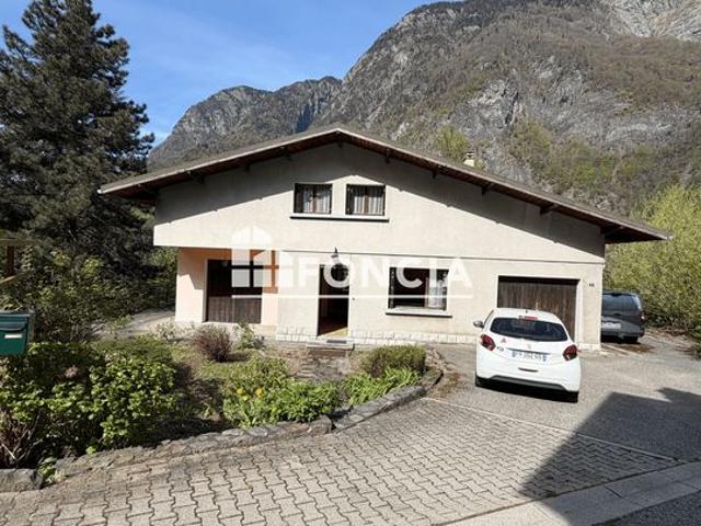 Maison à fort potentiel avec garage grand terrain et dépendance